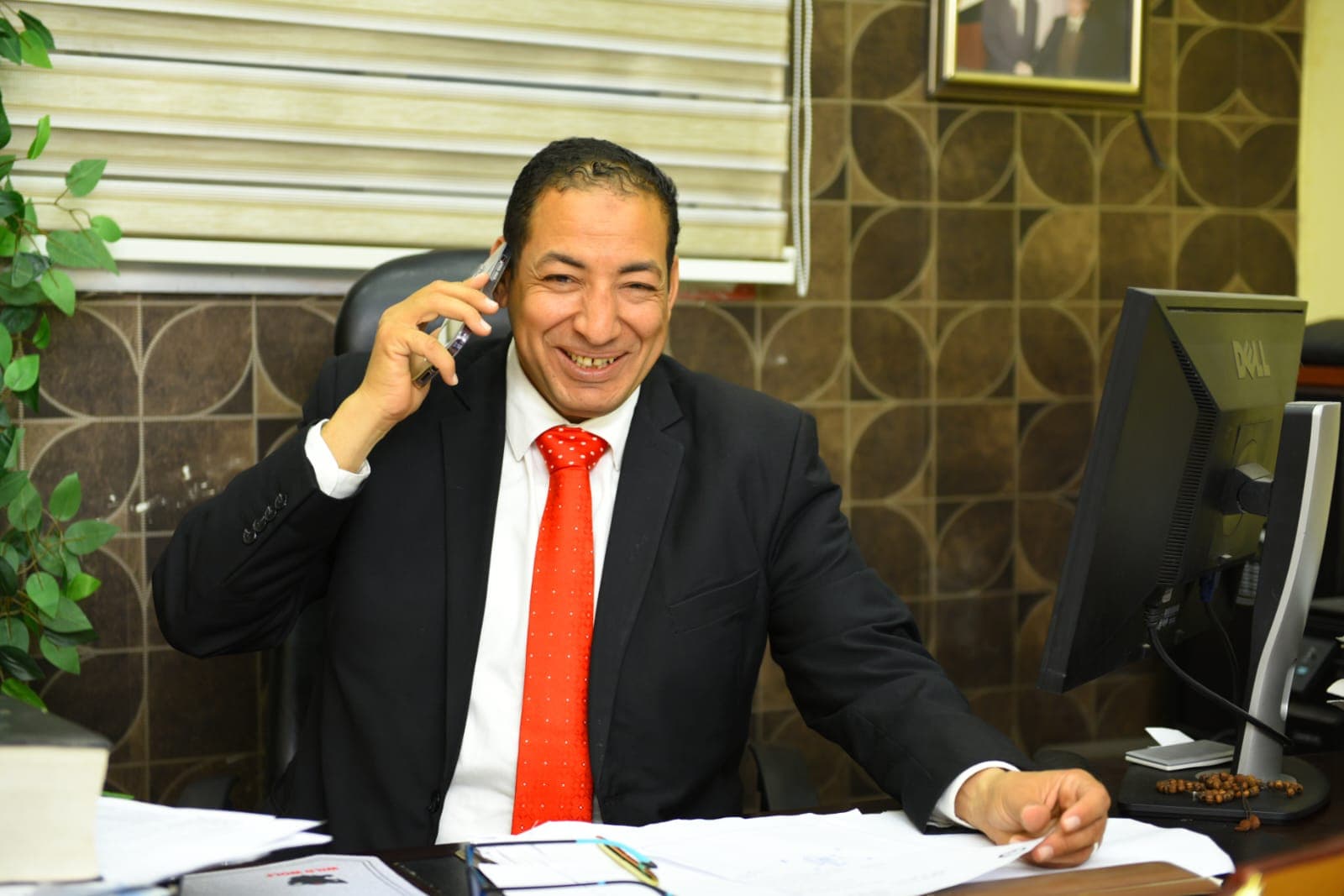 Mohamed Reda speaking with a client by telephone